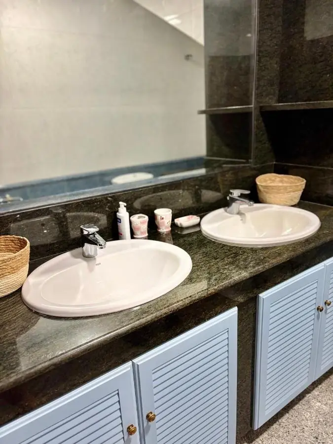 Baño con doble lavabo