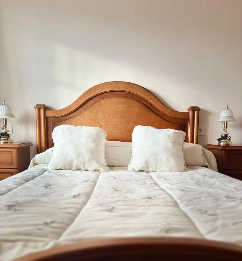 Dormitorio con cama doble
