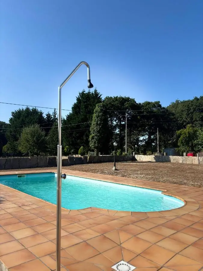 Ducha junto a la piscina