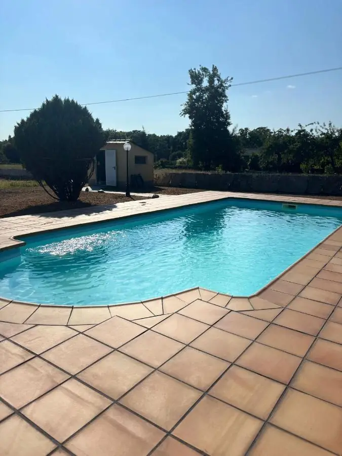 Piscina privada con solárium